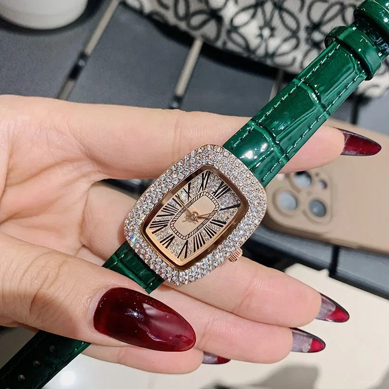 Trendy and fashionable women's - Luxury Watch With Leather Strap recensione e prezzo