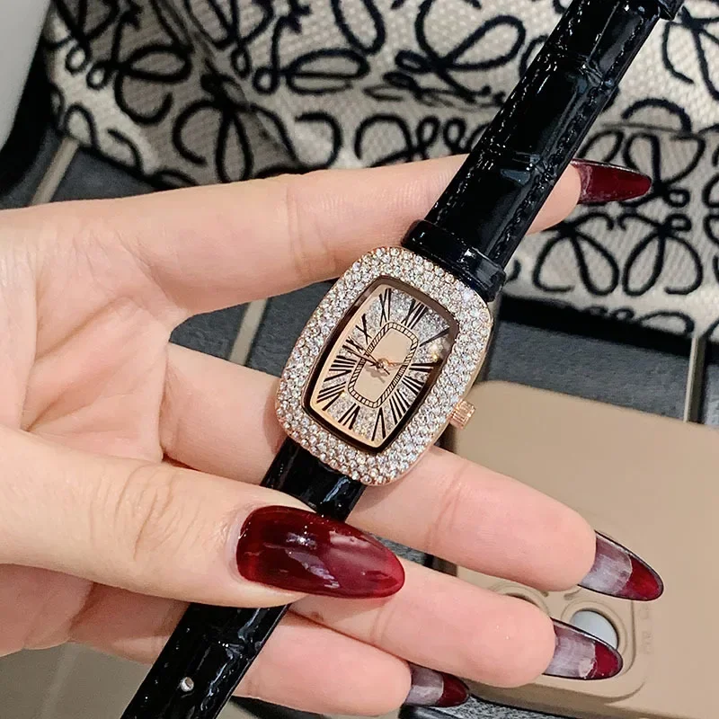 Trendy and fashionable women's - Luxury Watch With Leather Strap recensione e prezzo